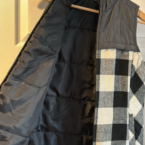 Great condition black and white vest. Womens size xs. - Picture 4 of 8